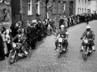 Unsere Motorradstaffel beim Karnevalsumzug 1953